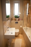 5 gợi ý chọn thiết bị phòng tắm cho nhà ống siêu nhỏ