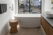 Hơn 50+ ý tưởng thiết kế phòng tắm với cửa sổ tạo không khí trong lành