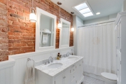 Sự kết hợp hoàn hảo thiết bị nhà tắm với gạch trang trí cổ điển