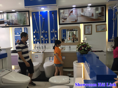 Khach hang dang mua bon cau tại Showroom Hai Linh
