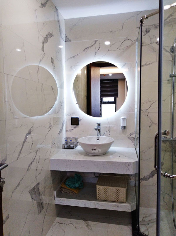 Nhà vệ sinh 4m2 đẹp là một không gian vừa đủ nhưng vô cùng thoải mái để bạn tận hưởng những giây phút tắm rửa thư giãn. Với những thiết kế đa dạng, bạn có thể tìm thấy một chiếc WC phù hợp với sở thích của mình và tiết kiệm không gian đáng kể.