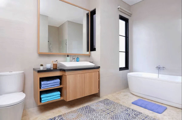 Màu gạch và nội thất trắng kết hợp điểm nhấn tối màu tăng sự hấp dẫn cho nhà tắm nhỏ đẹp
