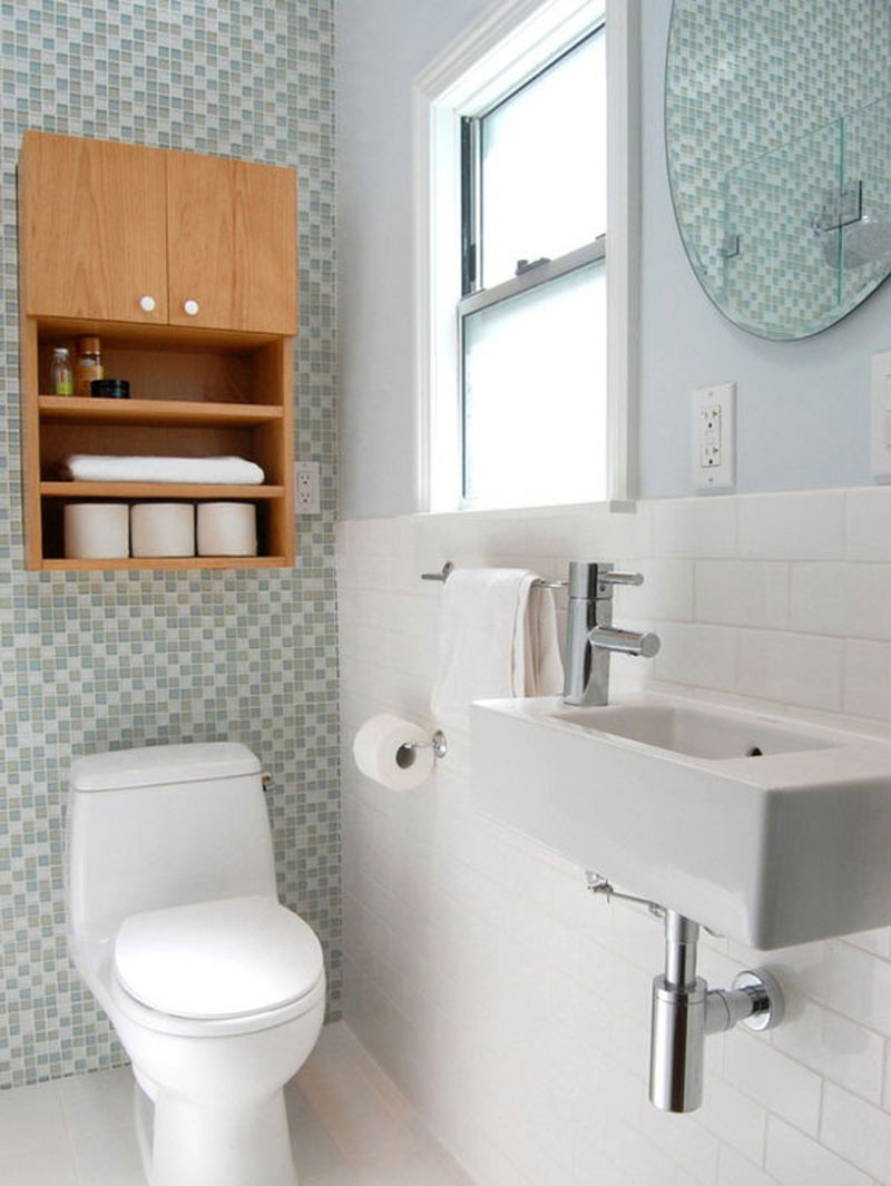 Phòng tắm với giấy dán tường màu nổi bật cùng tủ kệ treo tường tiết kiệm diện tích