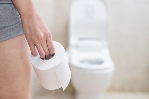 Những hành động khi đi vệ sinh gây hại cho sức khỏe