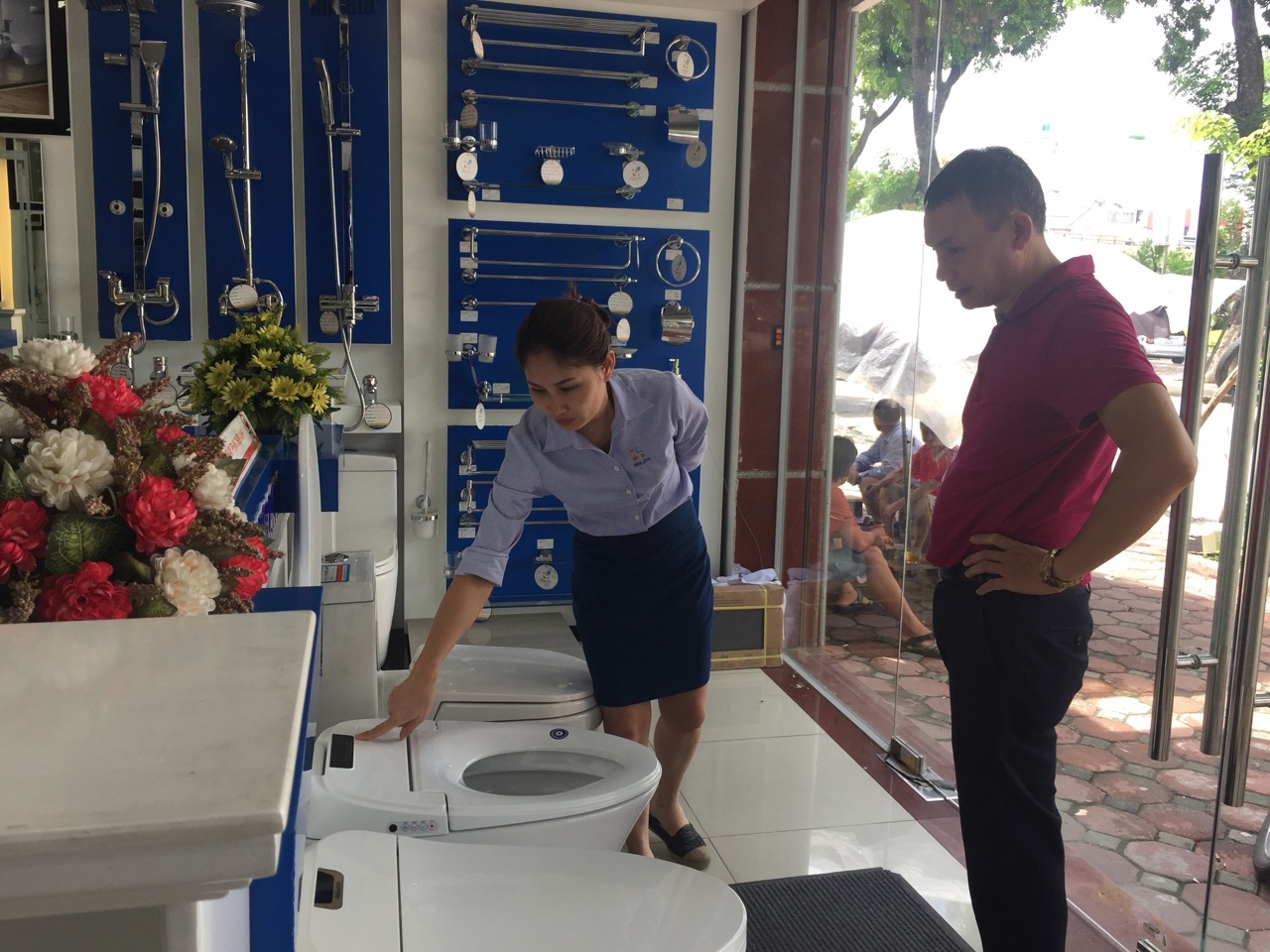 Khách hàng tham quan mua sắm bồn tiểu nam tại Hải Linh